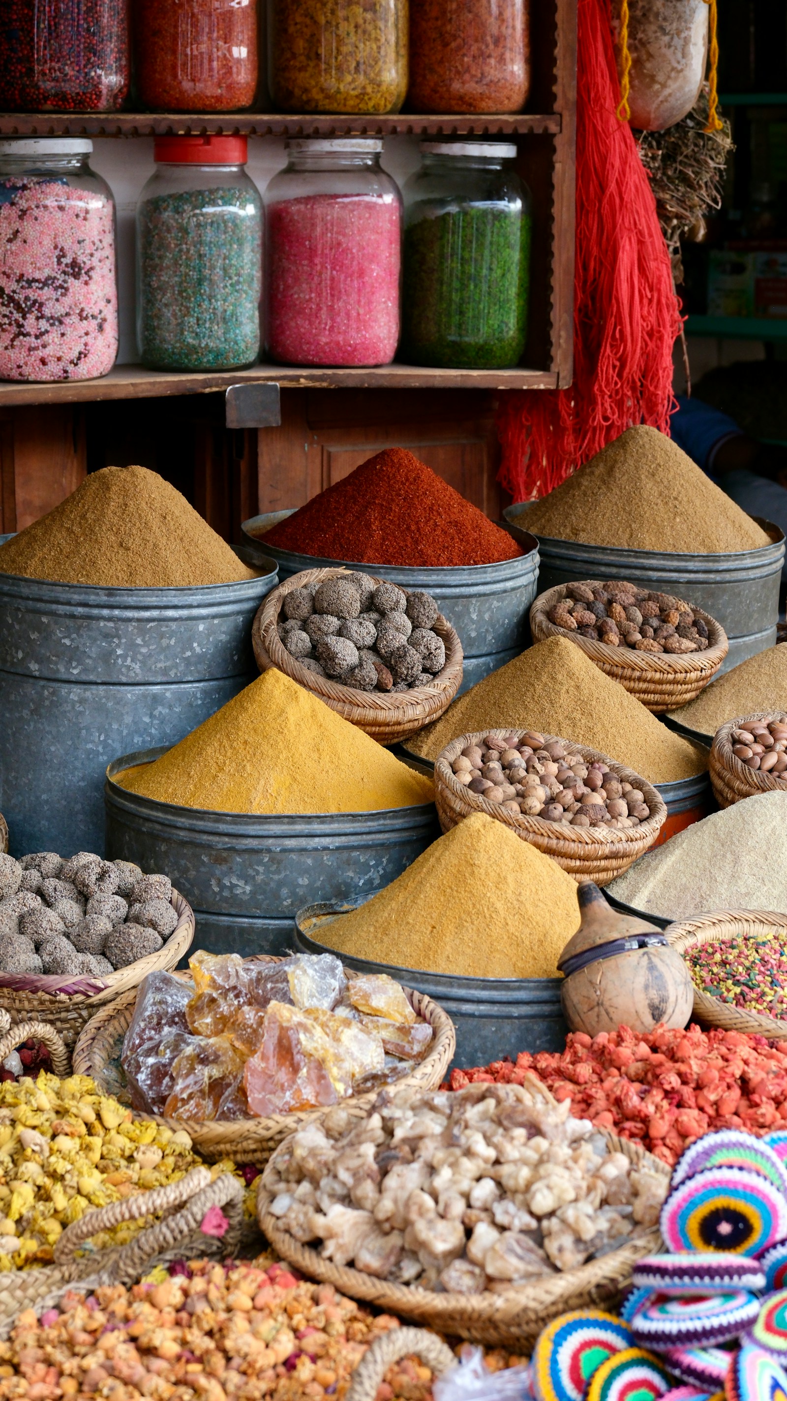 Étal d'épices sur un marché marocain