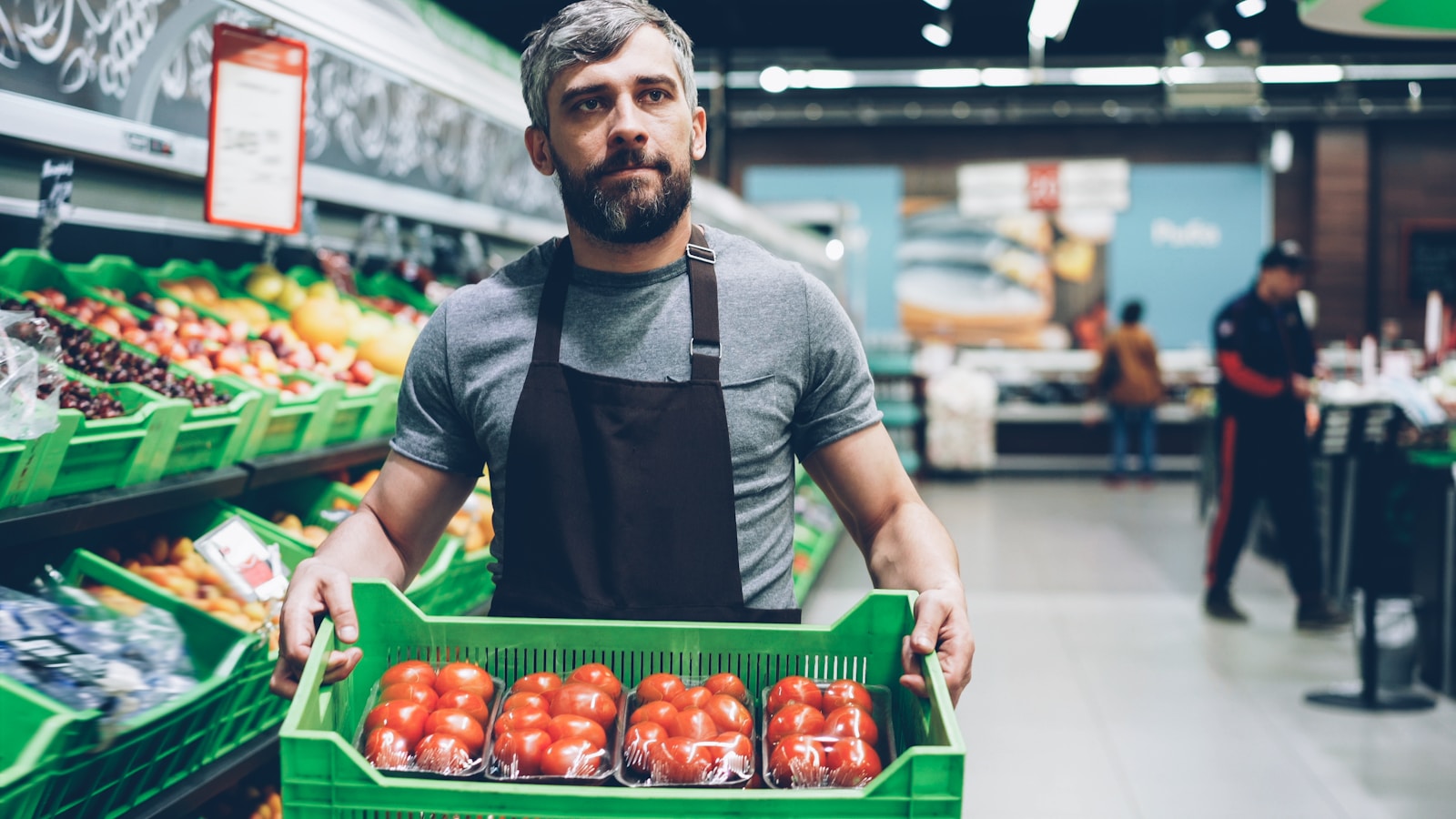 Commerçant rangeant ses produits en rayon