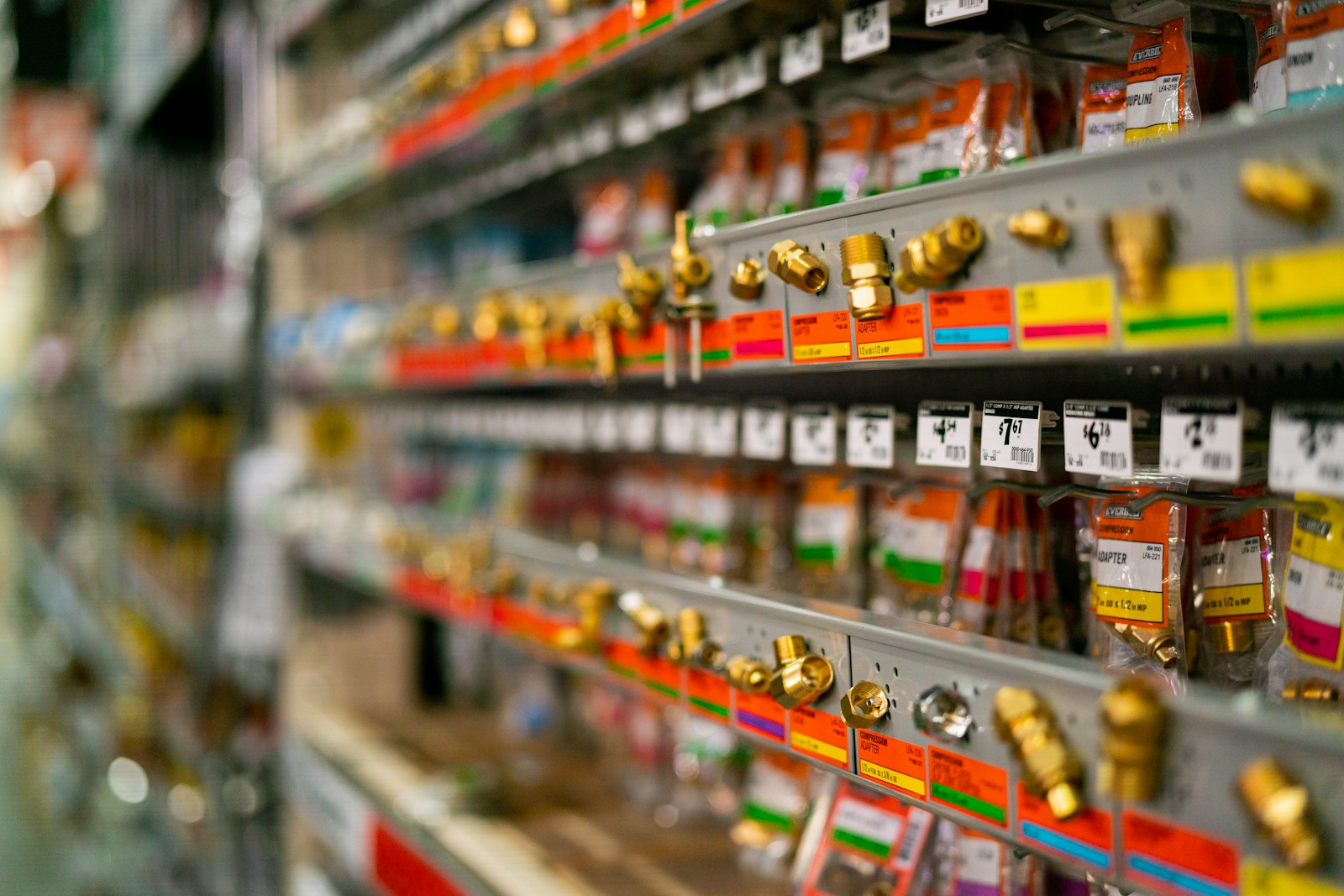 Rayons d'une boutique remplis de produits